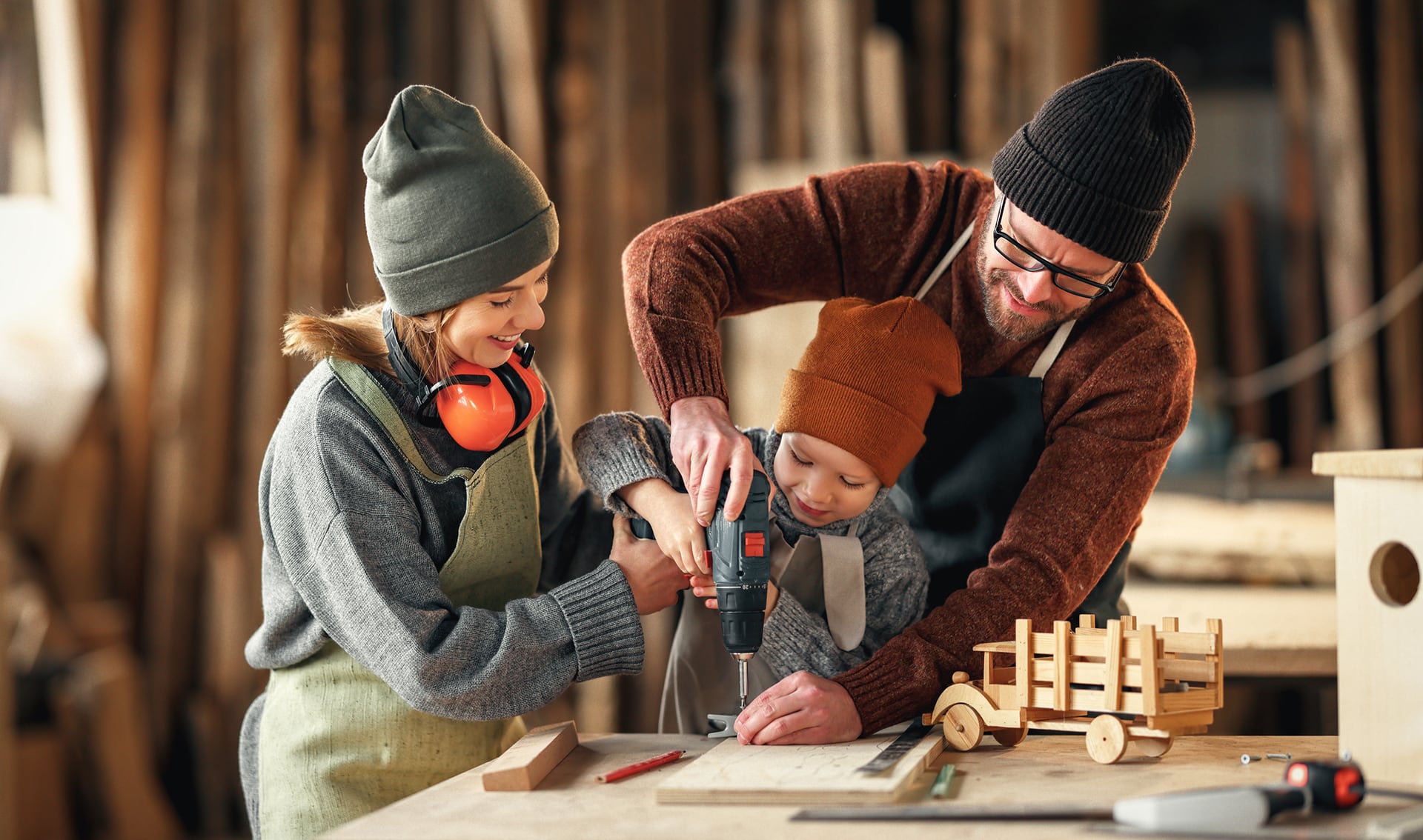 Hero image capturing a family enjoying woodworking together. A warm moment of a family engaging in creative activities jointly.