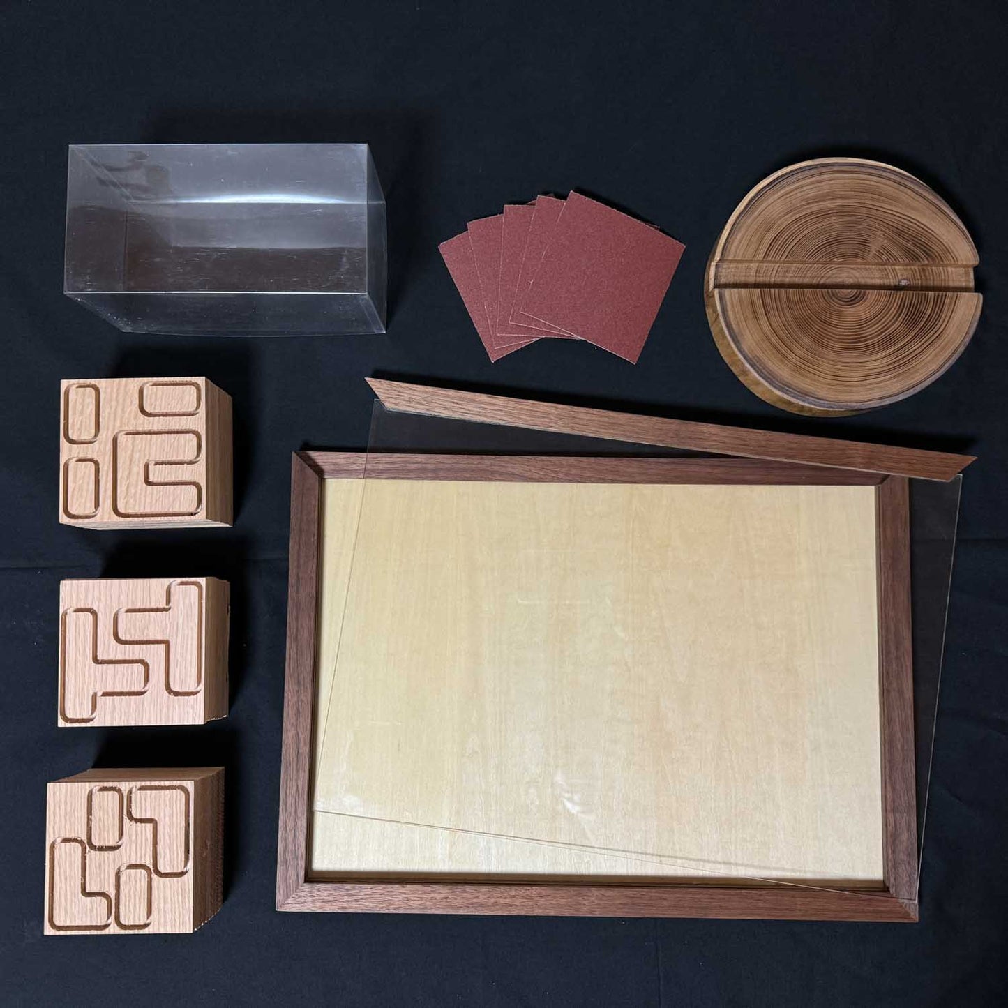 Contents of the Peace Puzzle A3 Size product, including wooden boards for puzzle pieces, display case, display stand, sandpaper, and more. SOZOZAKKA. そうぞうざっか.